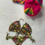 Bikini Triángulo Estampado Tropical – Cintura con Tiras Ajustables